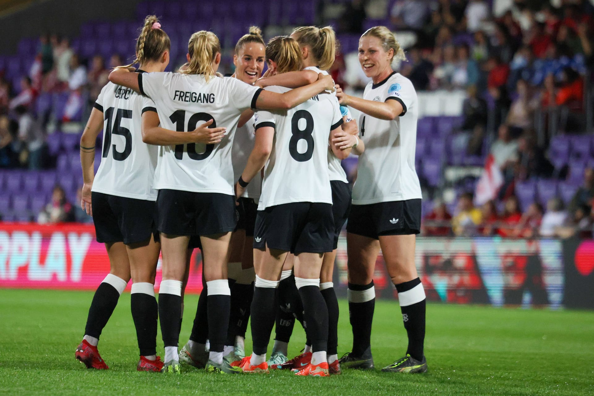 Deutschland jubelt: Lohmann (mit der Rückennummer acht) leitete den Kantersieg vor 500 mitgereisten deutschen Fans ein.