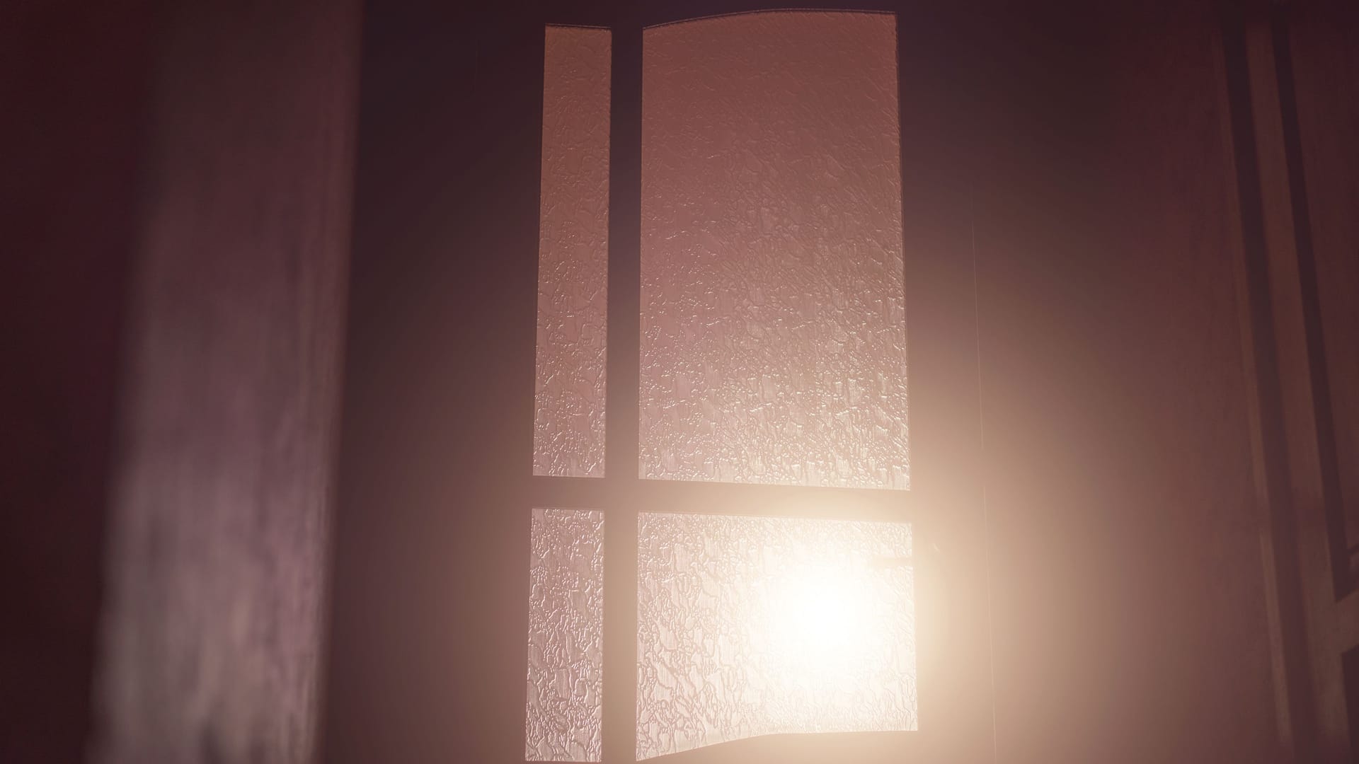 Helles Licht scheint durch ein Fenster: Einige Lampen blenden.