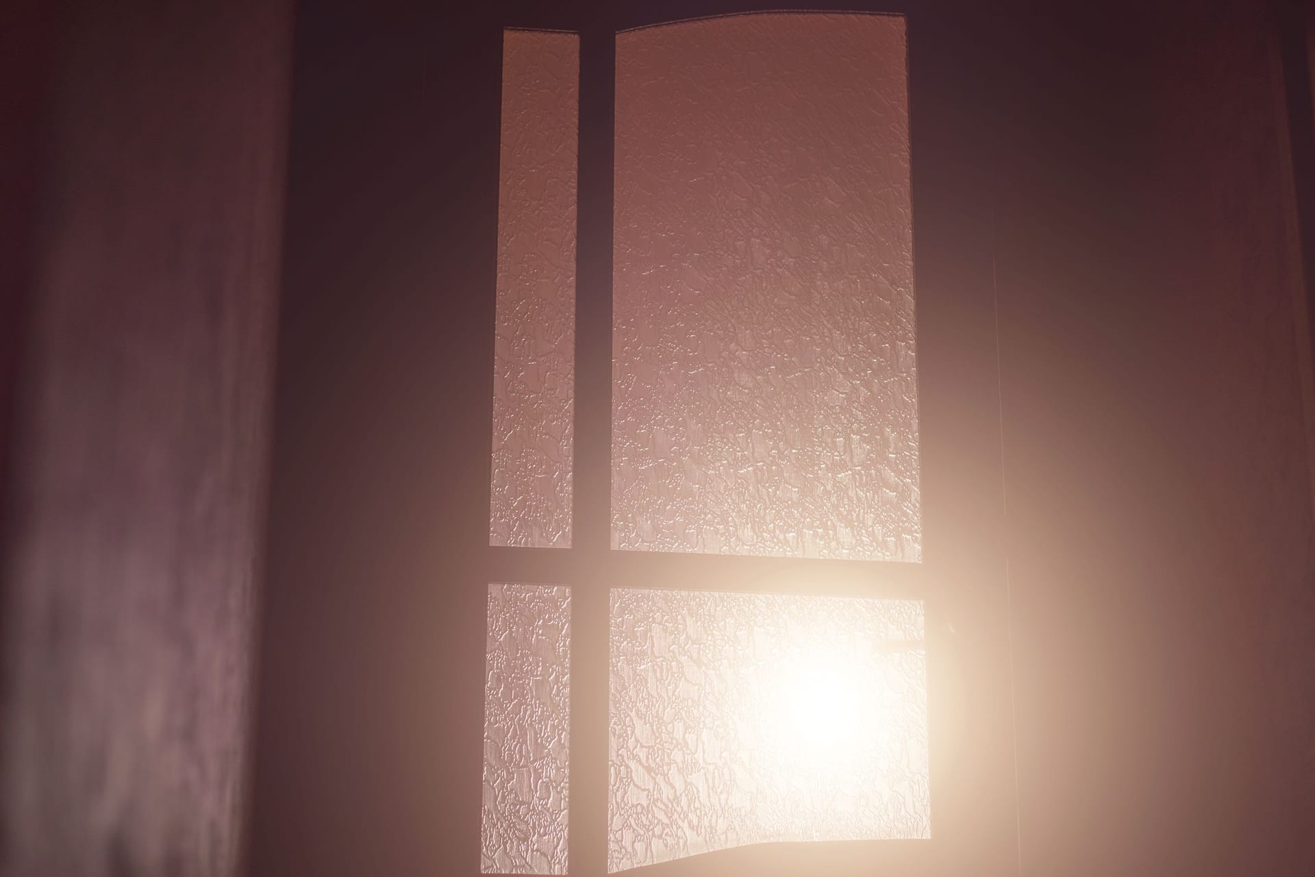 Helles Licht scheint durch ein Fenster: Einige Lampen blenden.