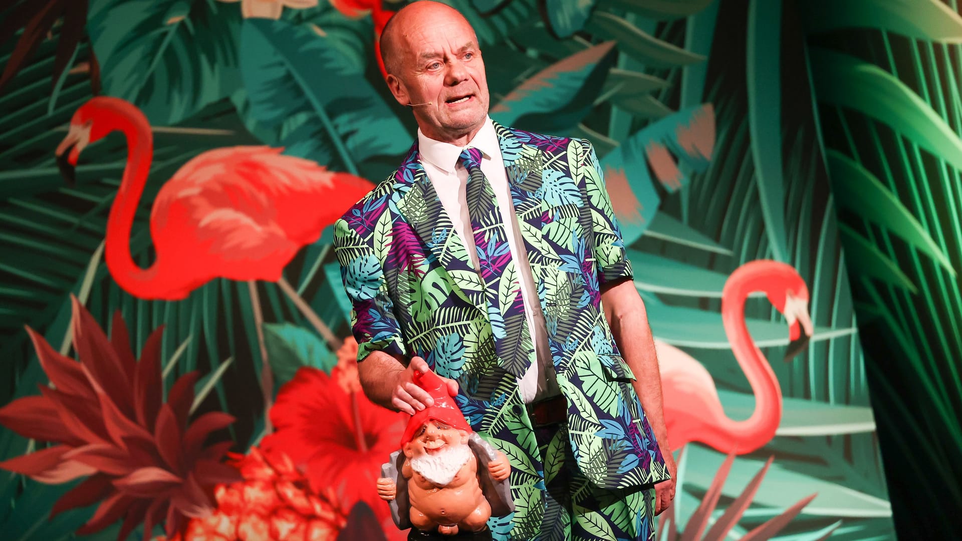 Corny Littmann steht auf der Bühne (Archivbild): Der Conférencier und "Schmidt"-Chef trennt sich im Sommer 2025 von einem Show-Urgestein.