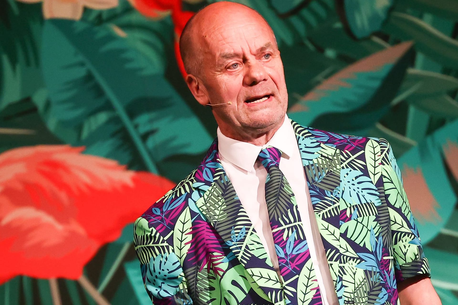 Corny Littmann steht auf der Bühne (Archivbild): Der Conférencier und "Schmidt"-Chef trennt sich im Sommer 2025 von einem Show-Urgestein.