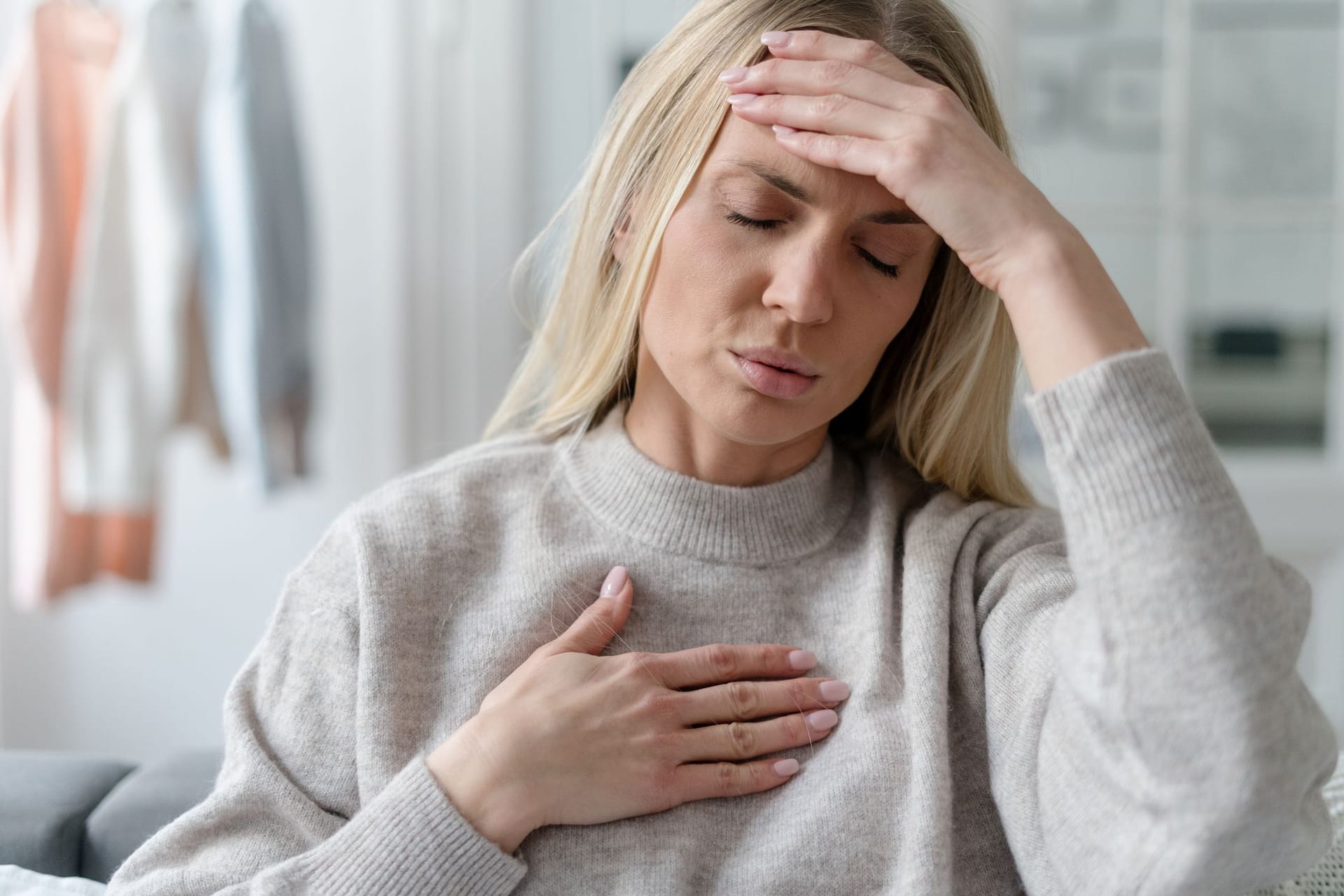 Eine Frau leidet unter Schmerzen: Bei vielen Erkrankungen können sich die Symptome je nach Geschlecht unterscheiden.