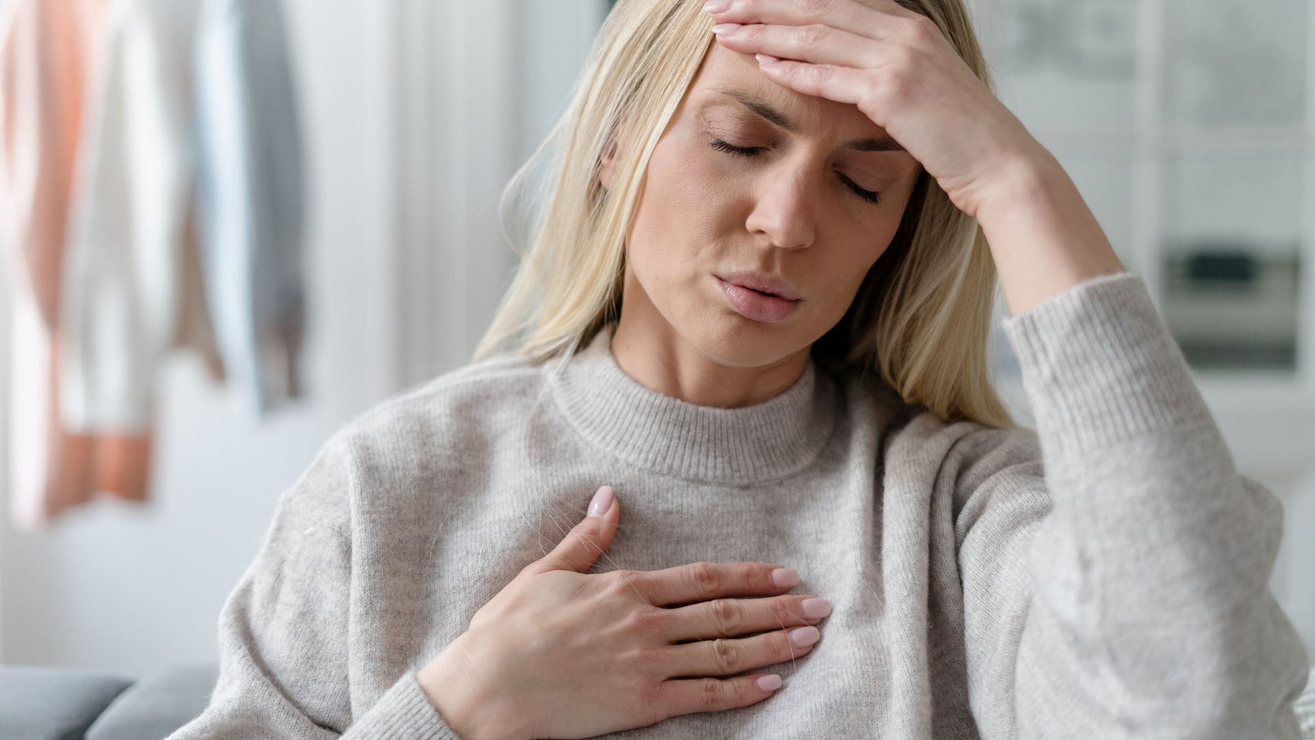 Eine Frau leidet unter Schmerzen: Bei vielen Erkrankungen können sich die Symptome je nach Geschlecht unterscheiden.