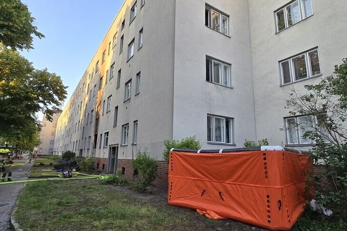Das Sprungpolster vor dem Wohngebäude in der Kopenhagener Straße