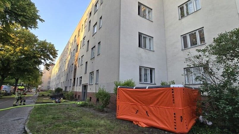 Das Sprungpolster vor dem Wohngebäude in der Kopenhagener Straße Das Sprungpolster vor dem Wohngebäude in der Kopenhagener Straße