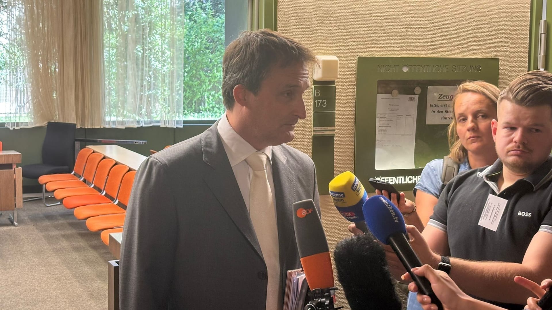 Verteidiger Norbert Scharf: Der Anwalt des Kochs stellte sich in einer Verhandlungspause den Fragen der Presse.