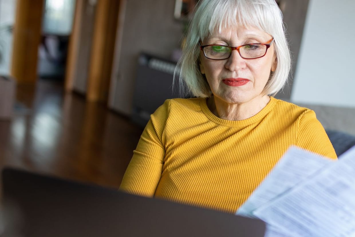 Ältere Frau arbeitet am Laptop: Die geplante Mütterrente III soll allen Müttern drei Entgeltpunkte für Kindererziehungszeiten gewähren.