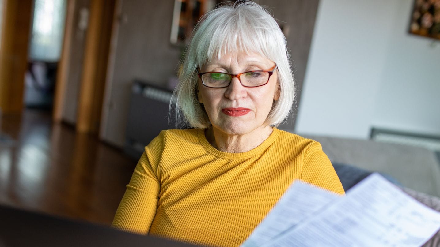 Ältere Frau arbeitet am Laptop: Die geplante Mütterrente III soll allen Müttern drei Entgeltpunkte für Kindererziehungszeiten gewähren.