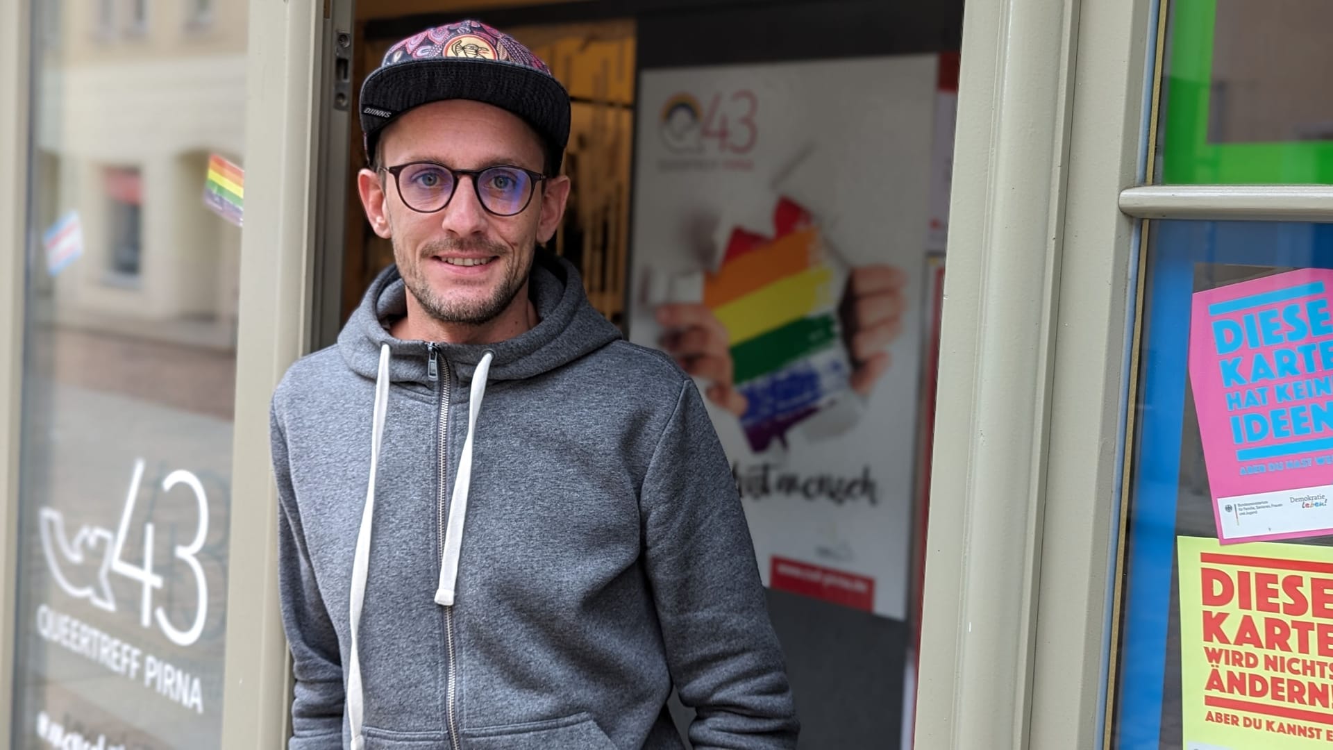 CSD-Chef Christian Hesse vor dem Queertreff in Pirna: Es die einzige Anlaufstelle explizit für queere Menschen im gesamten Landkreis.