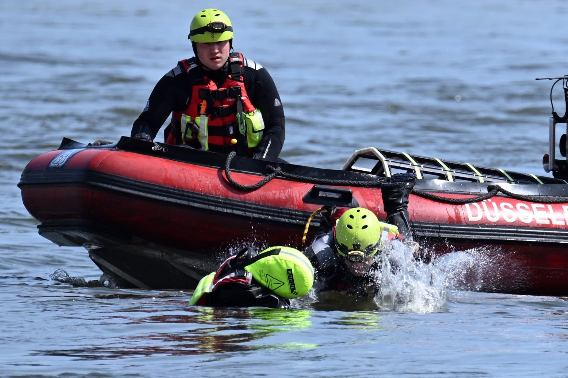 Feuerwehrübung auf dem Rhein