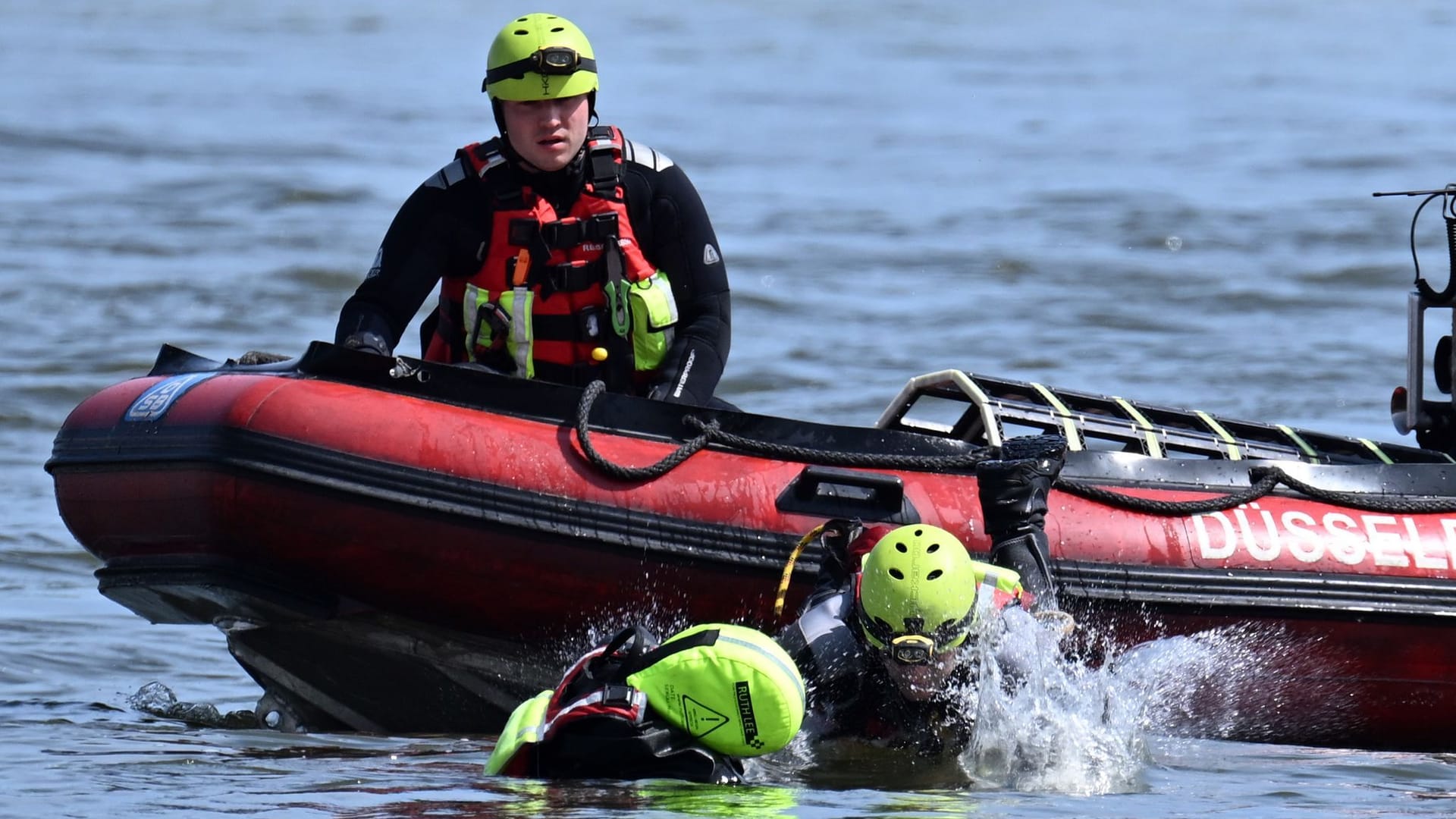 Feuerwehrübung auf dem Rhein Feuerwehrübung auf dem Rhein