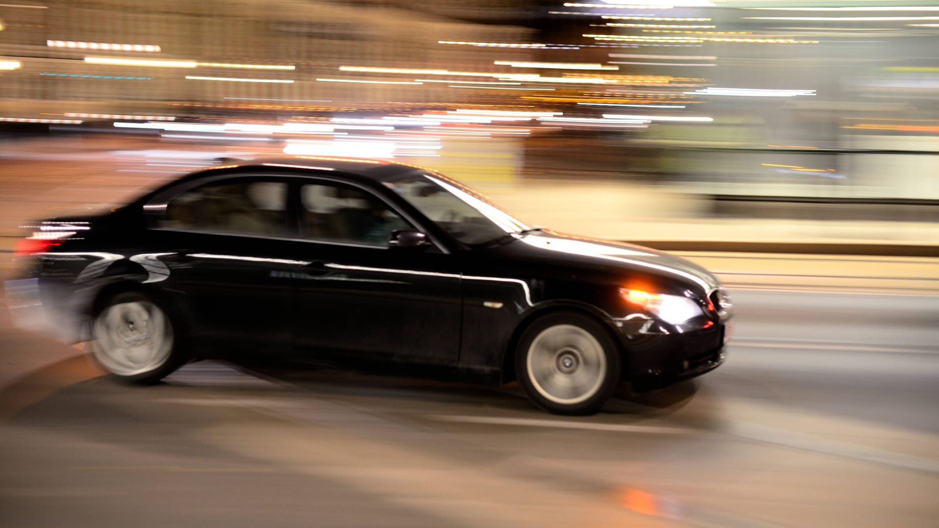 BMW mit hohem Tempo (Symbolbild): Gegen den 19-Jährigen wird ermittelt.
