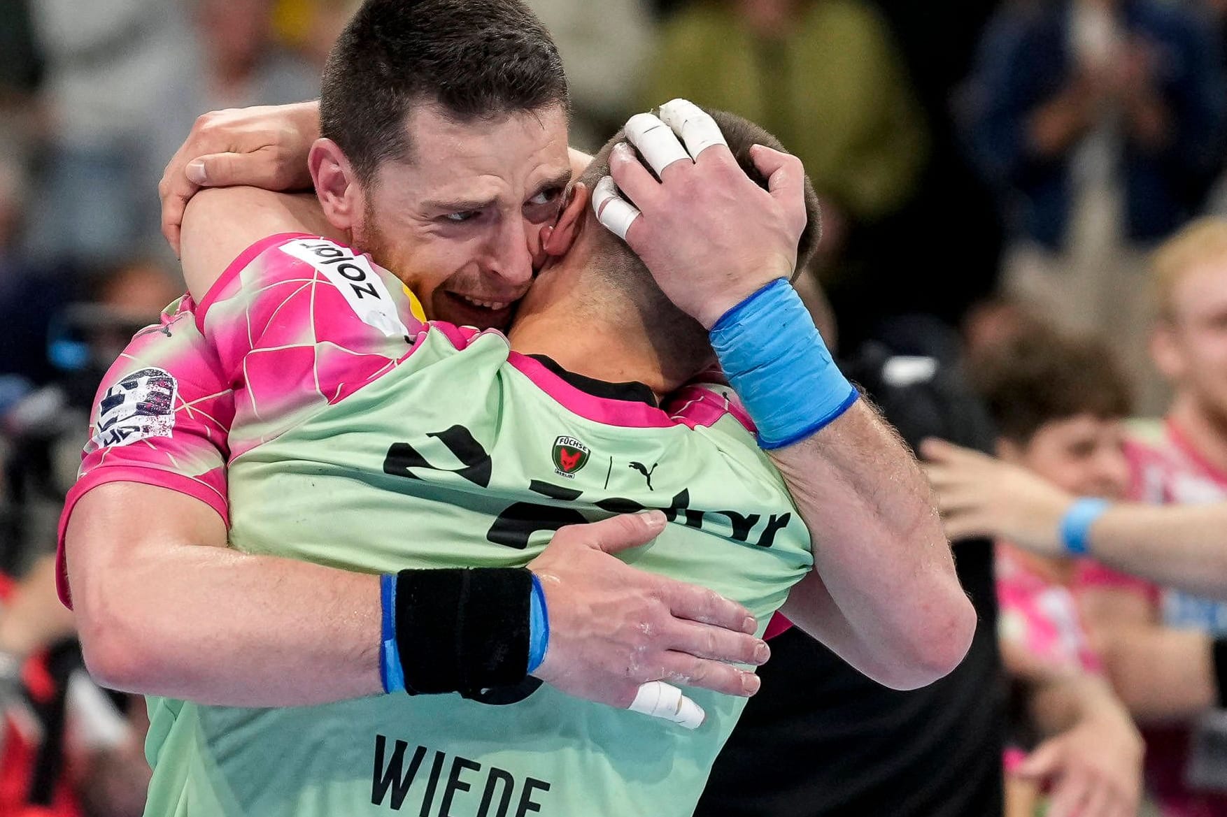 Mijajlo Marsenić umarmt Fabian Wiede: Sie konnten ihre Emotionen nach Abpfiff nicht zurückhalten.