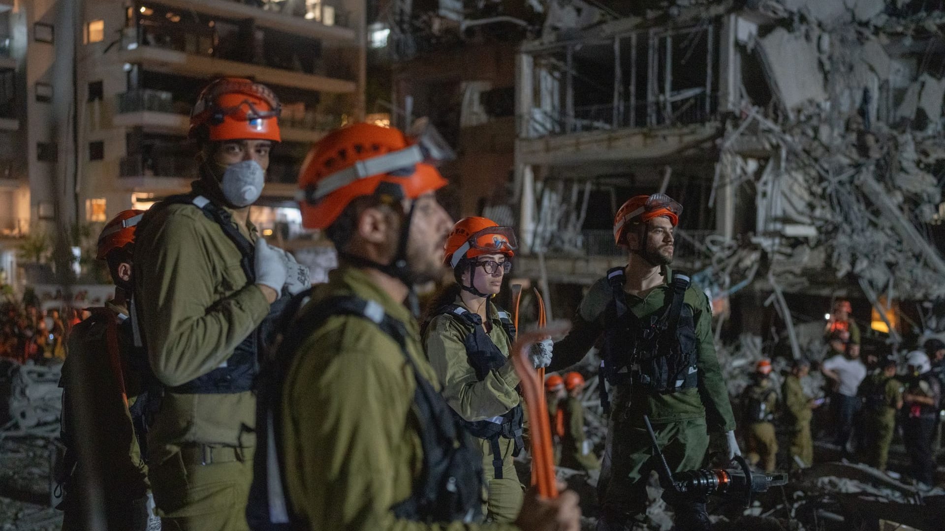 Israelische Feuerwehrleute inspizieren die Schäden nach einem Raketeneinschlag in Ramat Gan in der Nähe von Tel Aviv.