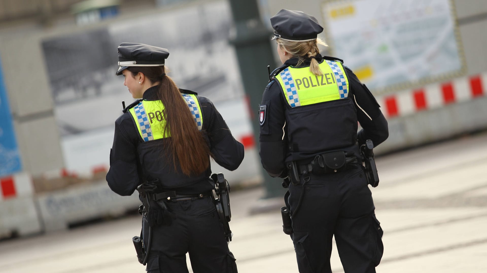 Zwei Polizistinnen gehen Streife in Hamburg (Symbolbild): In Hummelsbüttel hat ein Mann offenbar ein Mädchen sexuell belästigt. Zwei Polizistinnen gehen Streife in Hamburg (Symbolbild): In Hummelsbüttel hat ein Mann offenbar ein Mädchen sexuell belästigt.