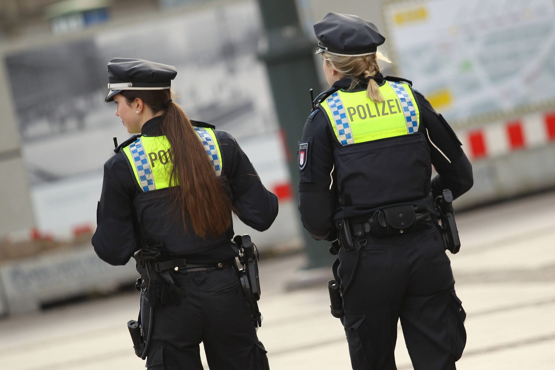 Zwei Polizistinnen gehen Streife in Hamburg (Symbolbild): In Hummelsbüttel hat ein Mann offenbar ein Mädchen sexuell belästigt.