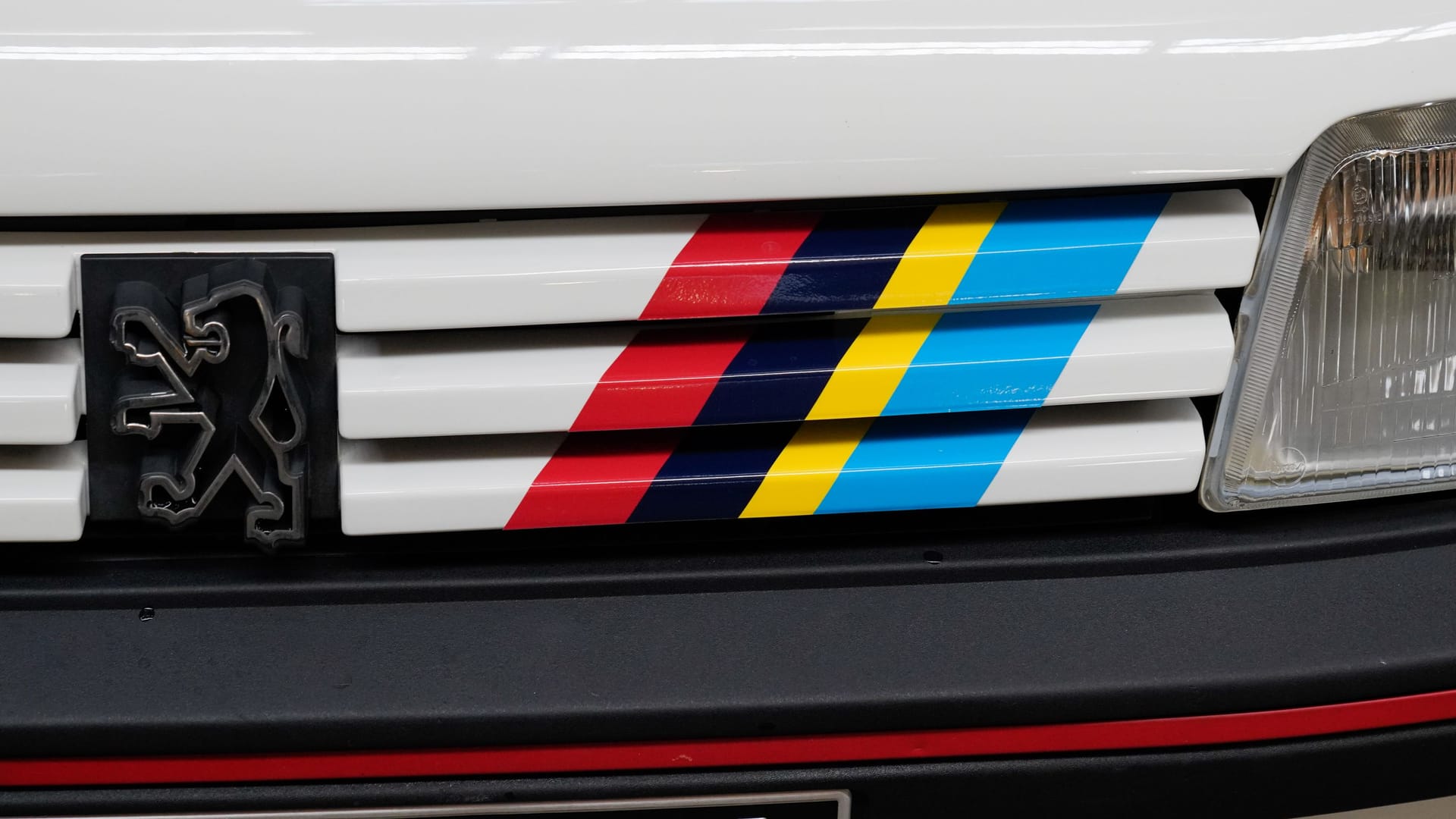 Streifen mit Geschichte: Die Farben auf dem Grill erinnern an Peugeots Renngeschichte.