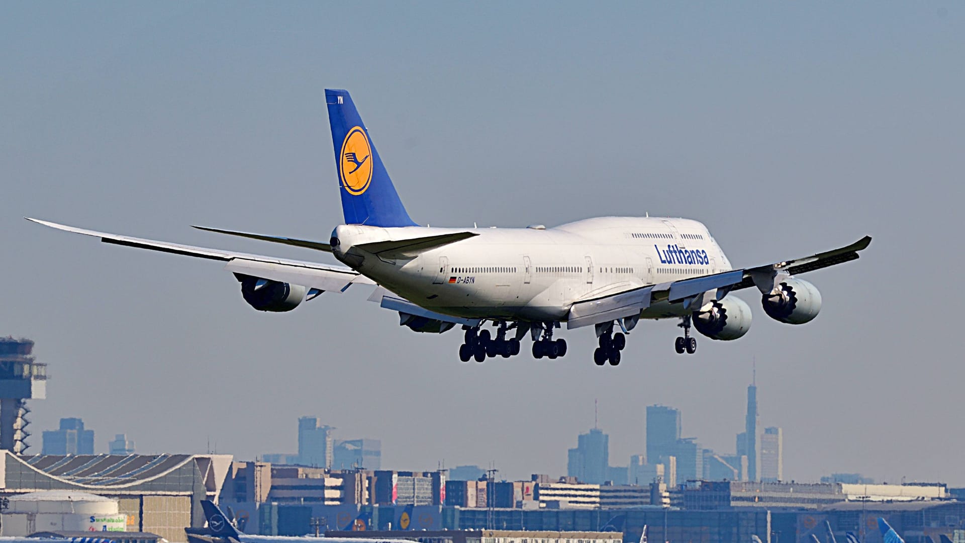 Eine Lufthansa-Maschine am Frankfurter-Flughafen (Archivbild): Wegen einer Bombendrohung mussten hunderte Passagiere die Nacht am Flughafen verbringen. Eine Lufthansa-Maschine am Frankfurter-Flughafen (Archivbild): Wegen einer Bombendrohung mussten hunderte Passagiere die Nacht am Flughafen verbringen.