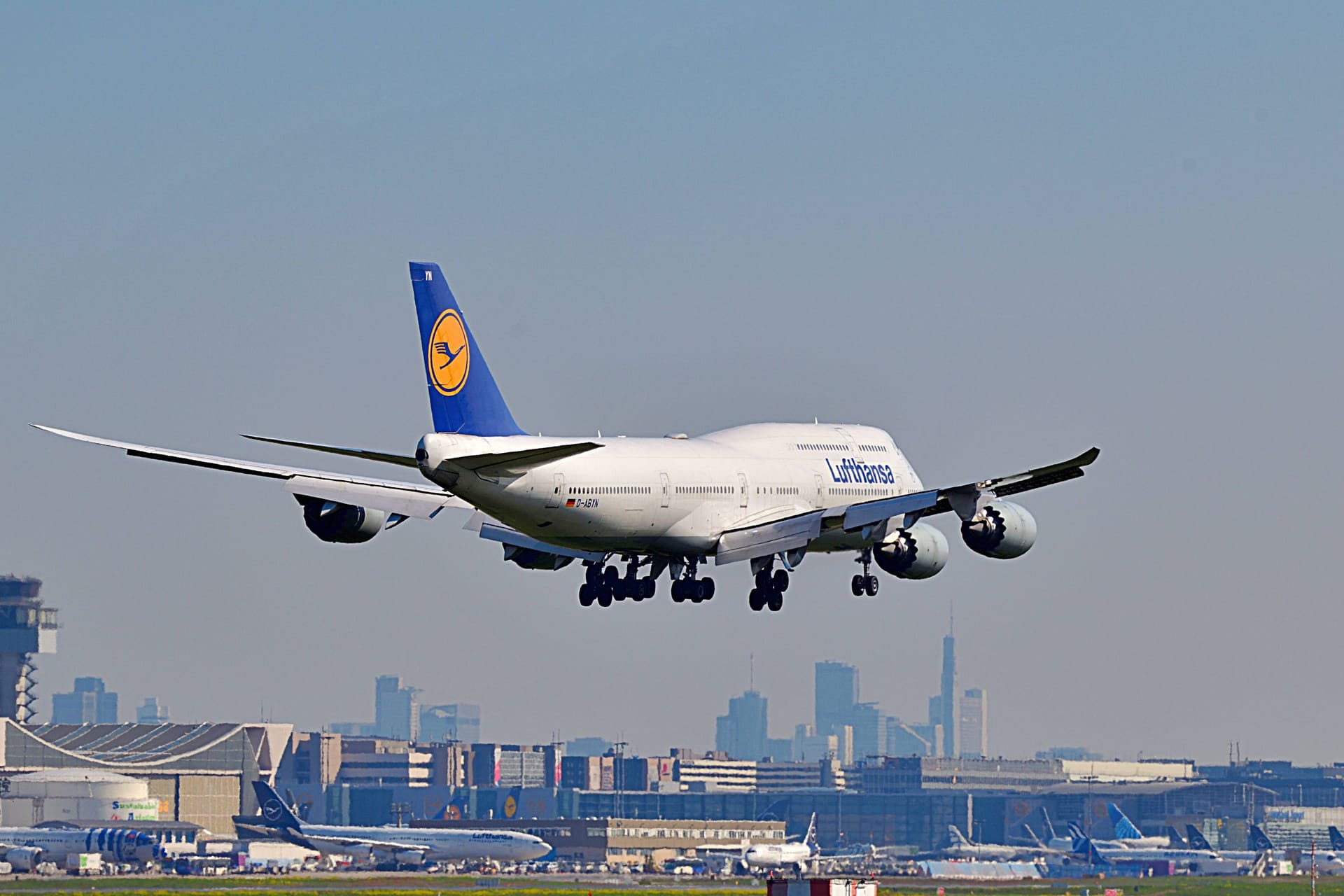 Eine Lufthansa-Maschine am Frankfurter-Flughafen (Archivbild): Wegen einer Bombendrohung mussten hunderte Passagiere die Nacht am Flughafen verbringen.