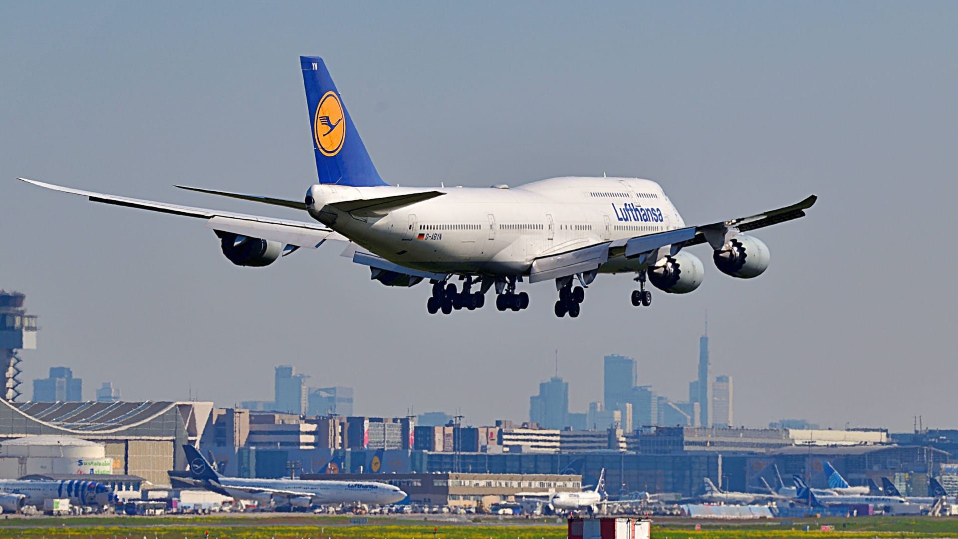 Eine Lufthansa-Maschine am Frankfurter-Flughafen (Archivbild): Wegen einer Bombendrohung mussten hunderte Passagiere die Nacht am Flughafen verbringen.