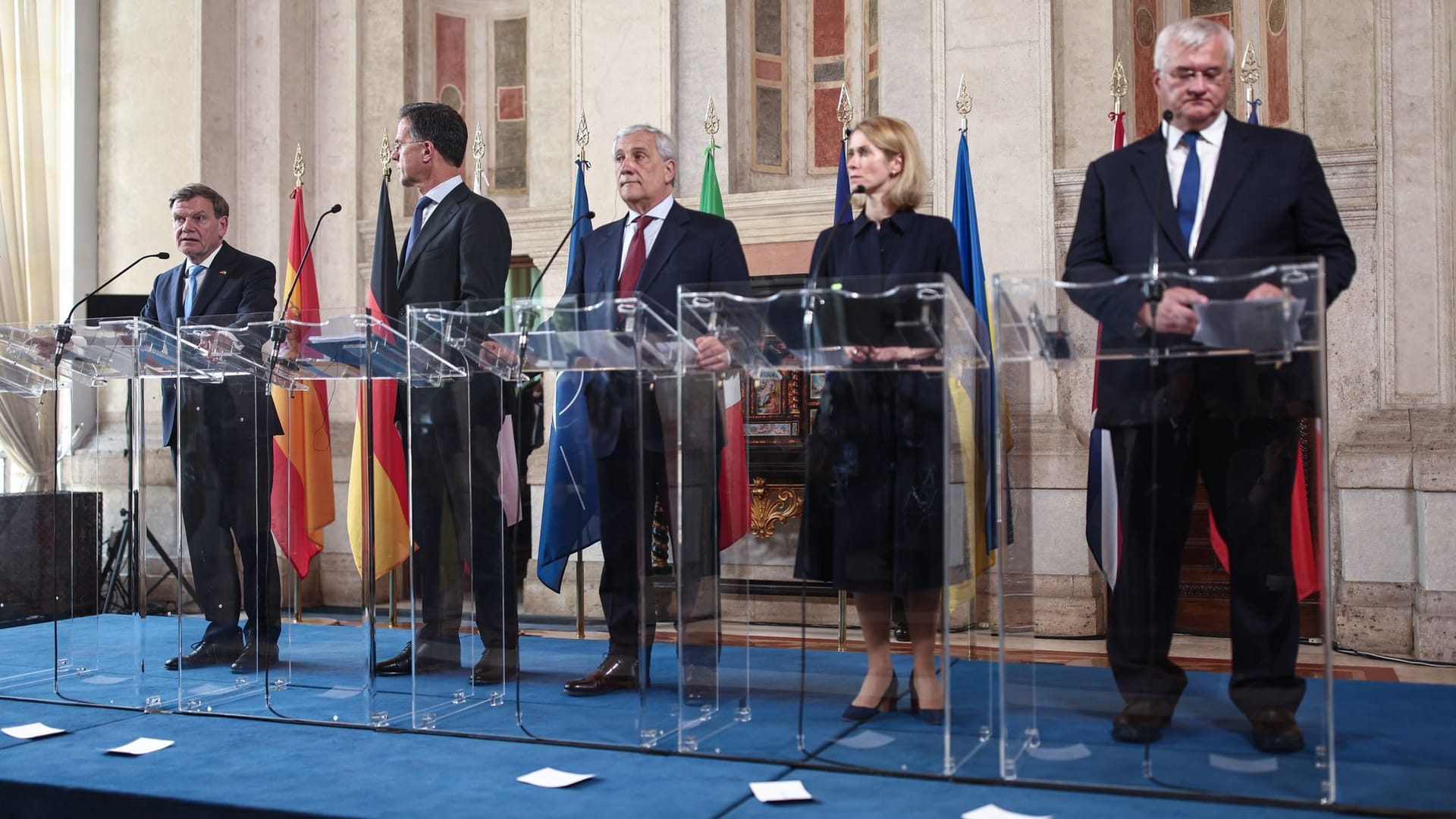 Johann Wadephul, Bundesaußenminister, Mark Rutte, Nato-Generalsekretär, Antonio Tajani, Außenminister von Italien, Kaja Kallas, EU-Außenbeauftragte, und Andrij Sybiha, Außenminister der Ukraine, nehmen an einer Pressekonferenz im Rahmen des "Weimar Plus" Treffen Teil.