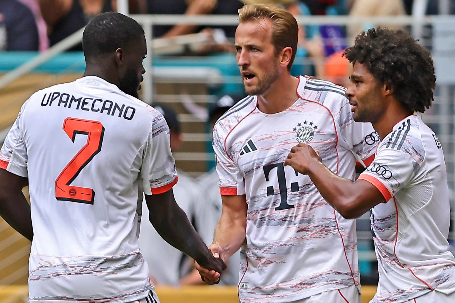 Dayot Upamecano, Harry Kane, und Serge Gnabry (v.l.): Die Bayern-Profis erlebten ein hitziges Achtelfinale bei der Klub-WM gegen Flamengo.