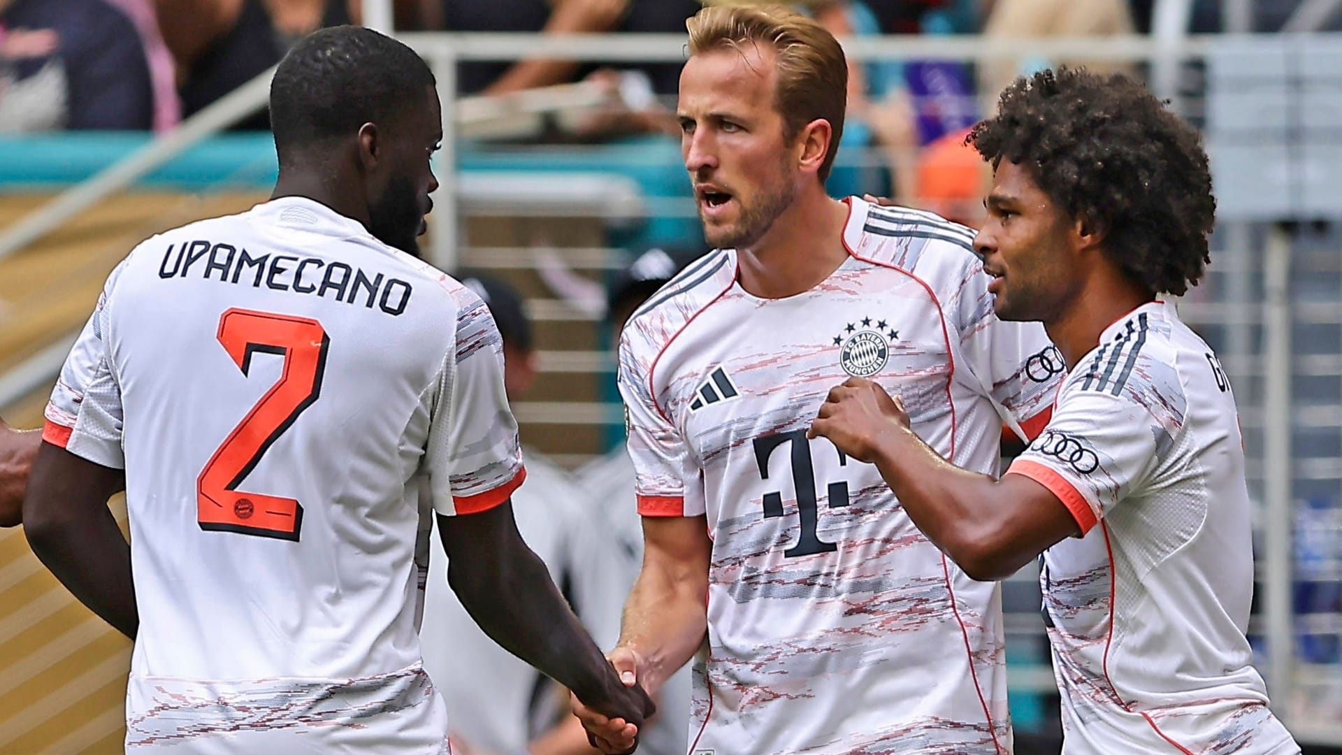 Dayot Upamecano, Harry Kane, und Serge Gnabry (v.l.): Die Bayern-Profis erlebten ein hitziges Achtelfinale bei der Klub-WM gegen Flamengo.