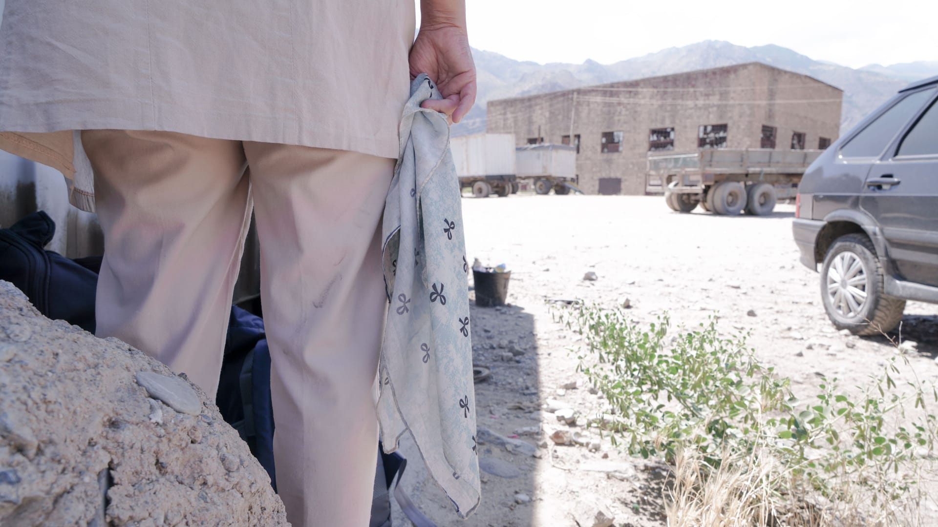 Pegah hält ihr Kopftuch in der Hand: Die 61-Jährige flüchtete vor israelischen Bomben aus Teheran.