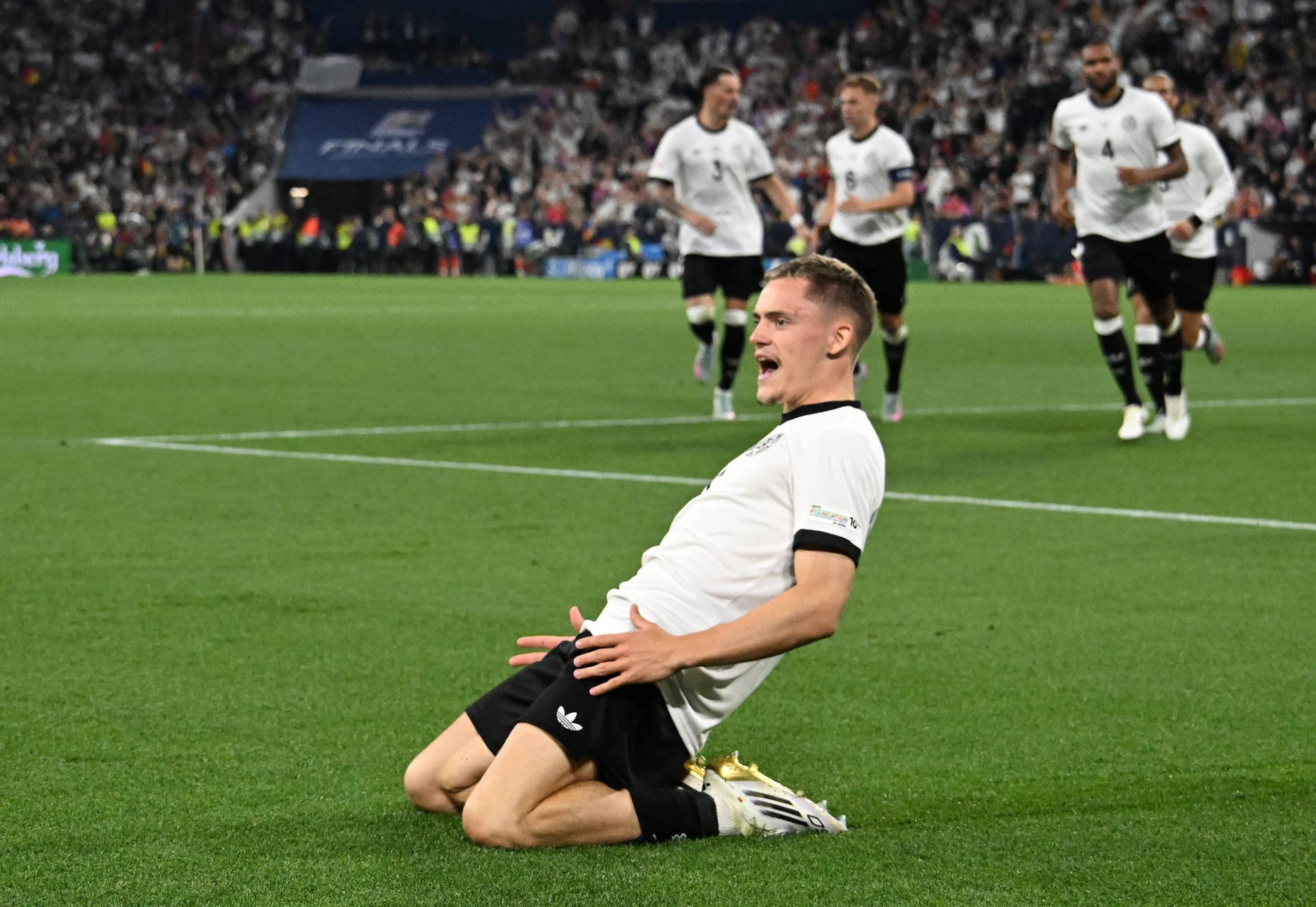Florian Wirtz: An vielen guten Aktionen mitbeteiligt. Hatte es aber immer mit mehreren Gegenspielern zu tun und konnte dem Spiel seinen Stempel zunächst nicht so ganz aufdrücken. Prüfte Costa mit einem Distanzschuss (43.). Traf nach spektakulärem Doppelpass dann per Kopf zum 1:0. Note 2 Florian Wirtz: An vielen guten Aktionen mitbeteiligt. Hatte es aber immer mit mehreren Gegenspielern zu tun und konnte dem Spiel seinen Stempel zunächst nicht so ganz aufdrücken. Prüfte Costa mit einem Distanzschuss (43.). Traf nach spektakulärem Doppelpass dann per Kopf zum 1:0. Note 2