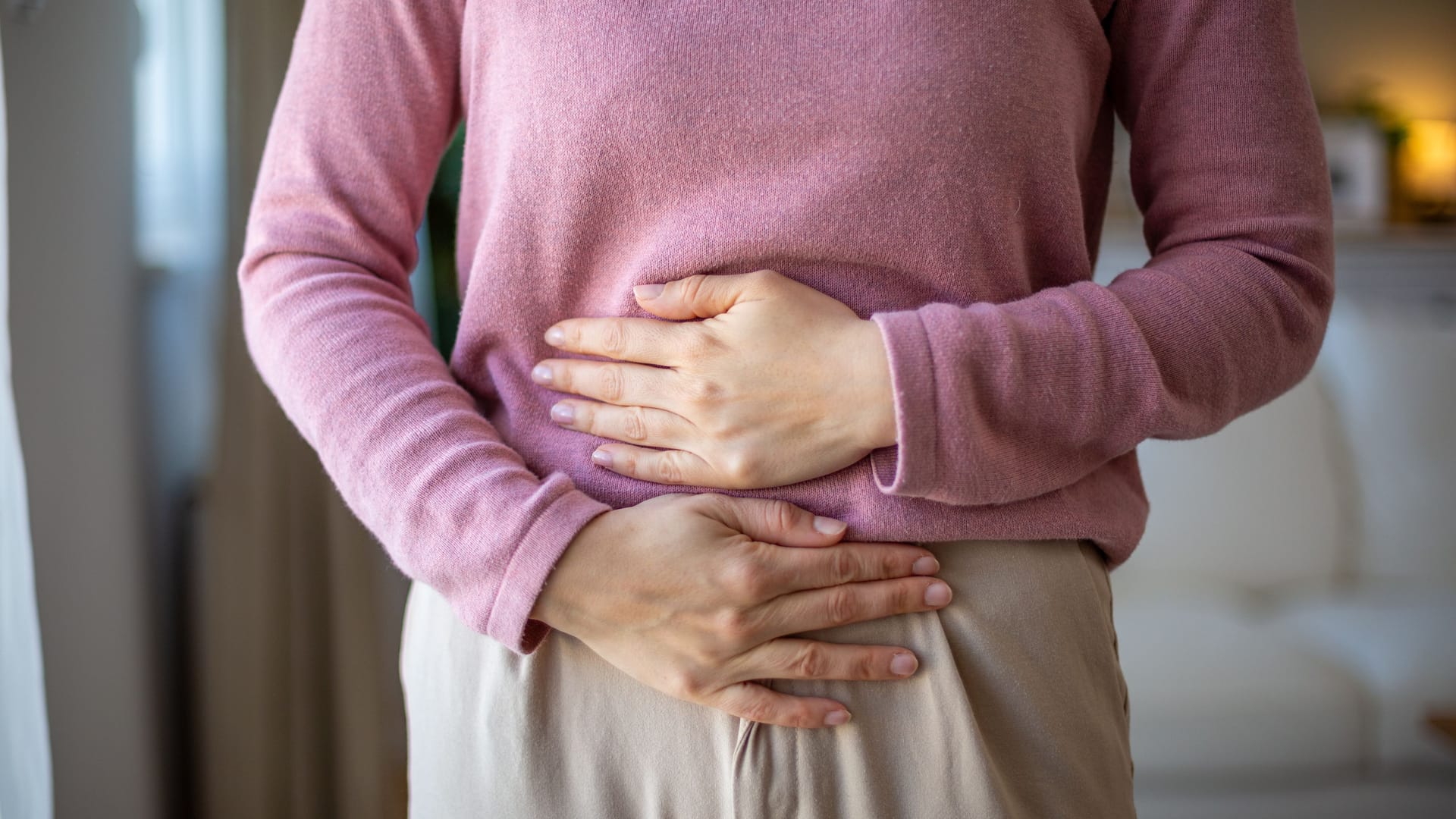 Frau hält sich den Bauch: Wer einen Blähbauch hat, kann meist zunächst mit Hausmitteln versuchen, die Symptome zu lindern. Frau hält sich den Bauch: Wer einen Blähbauch hat, kann meist zunächst mit Hausmitteln versuchen, die Symptome zu lindern.