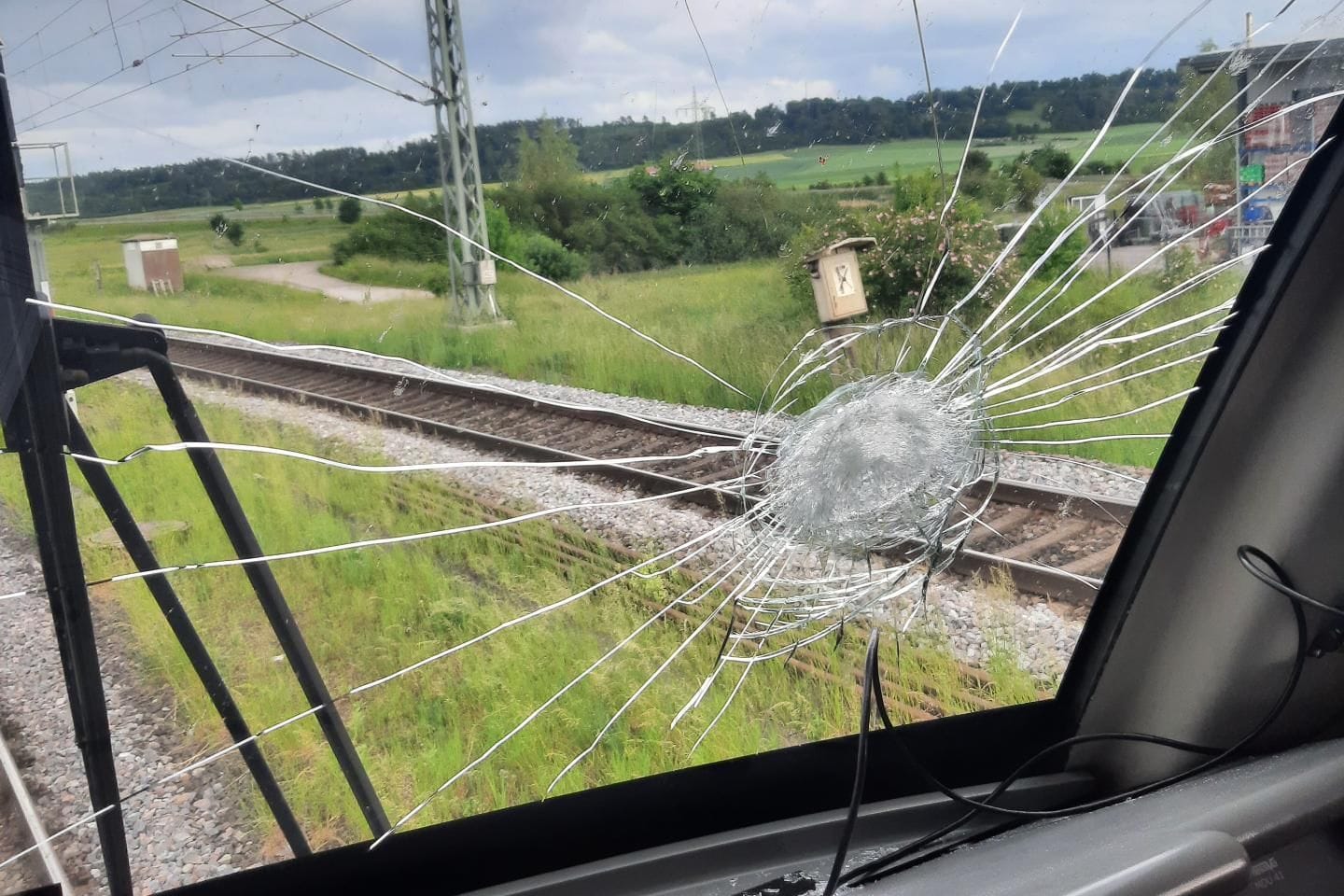 Die Einschlagstelle an der Zugscheibe: Es soll sich um einen größeren Stein gehandelt haben.