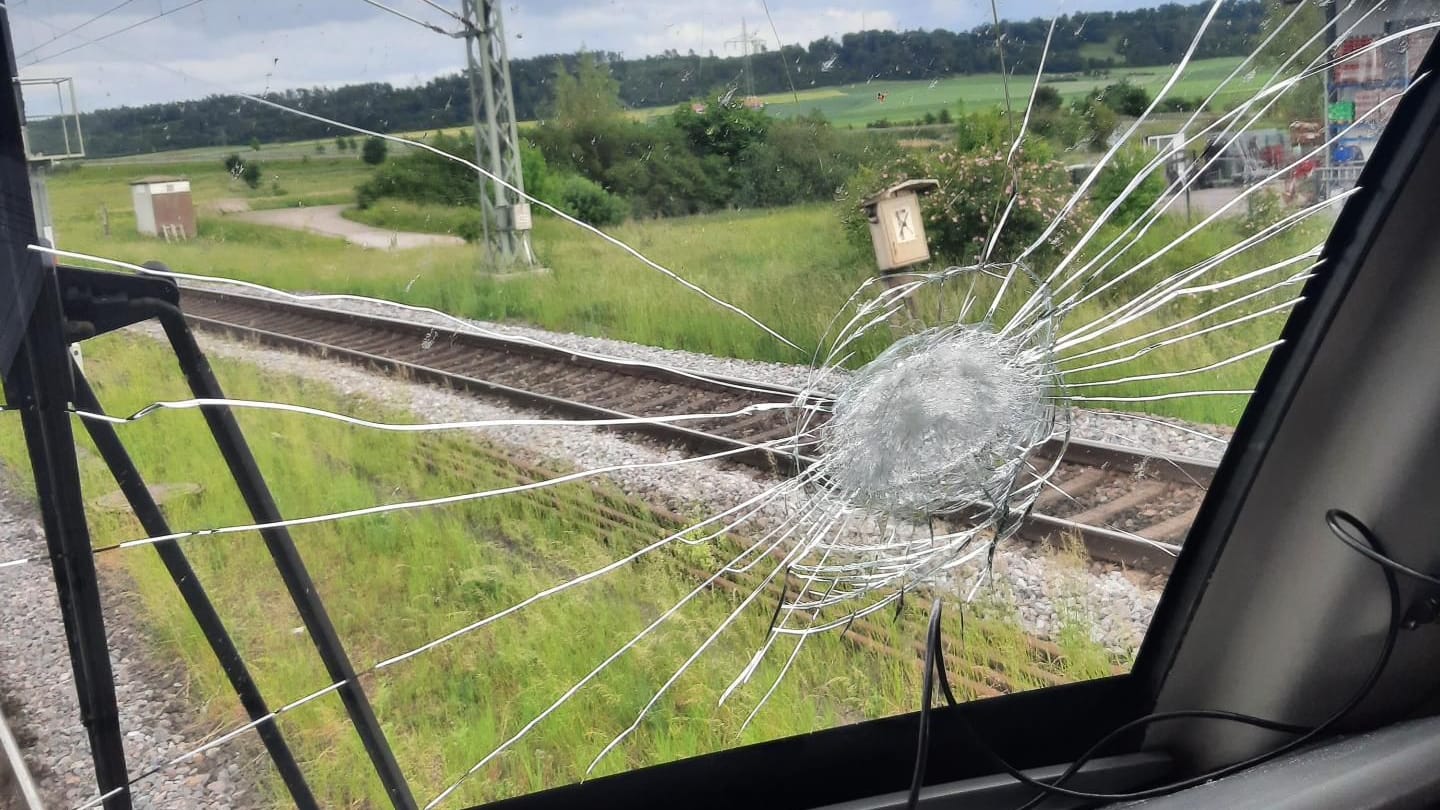 Die Einschlagstelle an der Zugscheibe: Es soll sich um einen größeren Stein gehandelt haben.