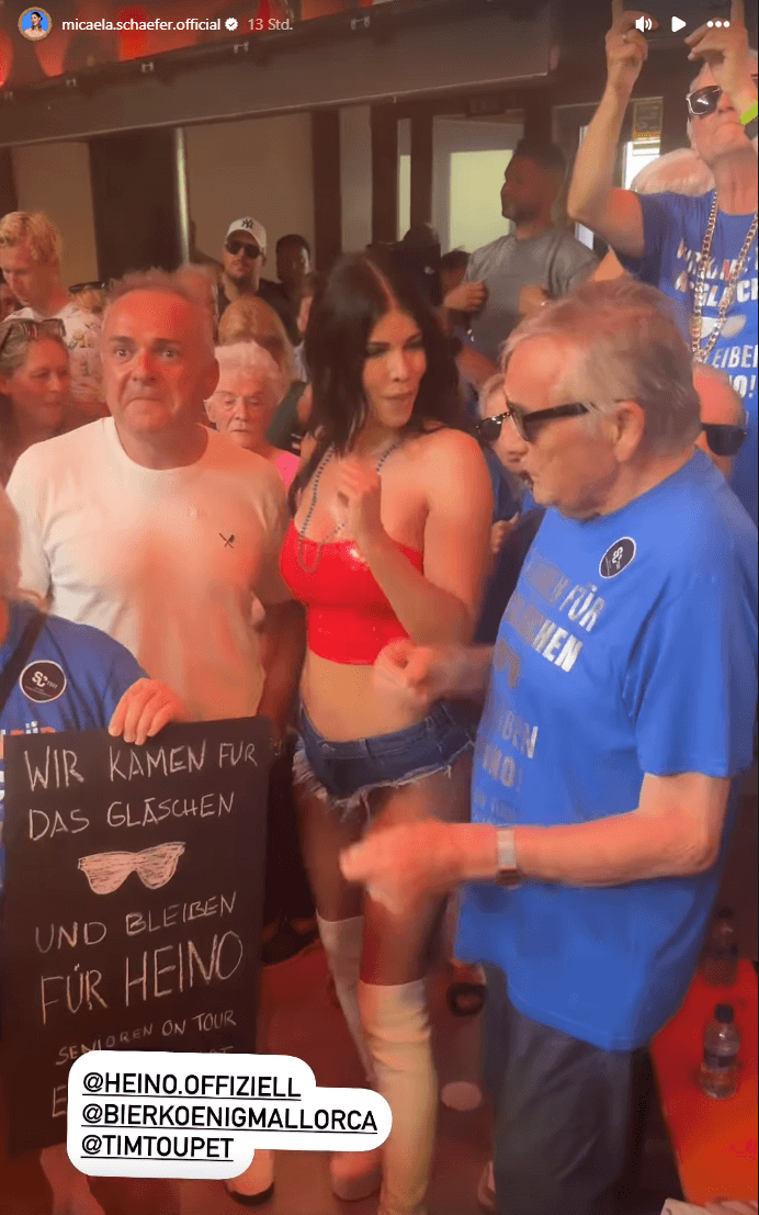 Micaela Schäfer: Sie tanzt zwischen Senioren beim Heino-Auftritt.