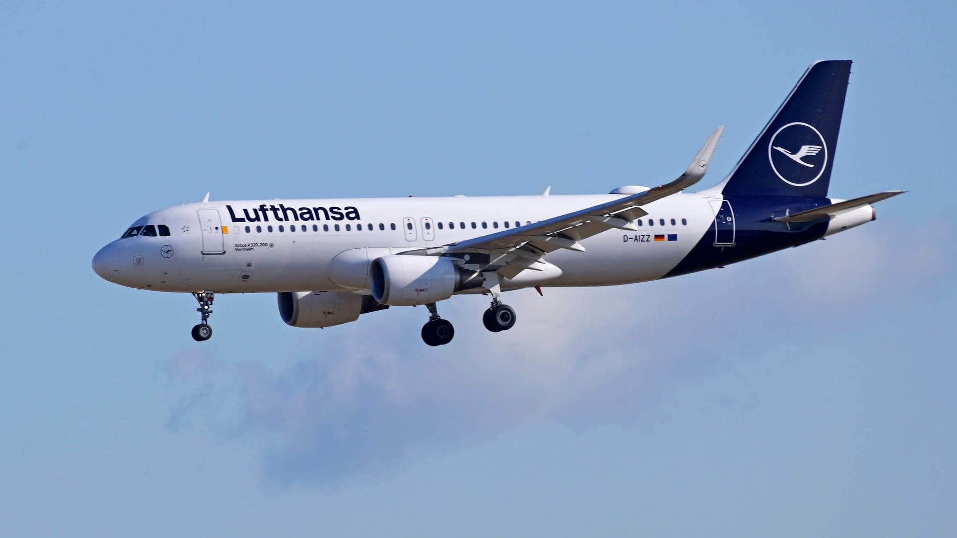 Ein Airbus der Lufthansa im Landeanflug: In Düsseldorf machten zunächst technische Probleme an einem Triebwerk einen Strich durch den Start der Maschine.