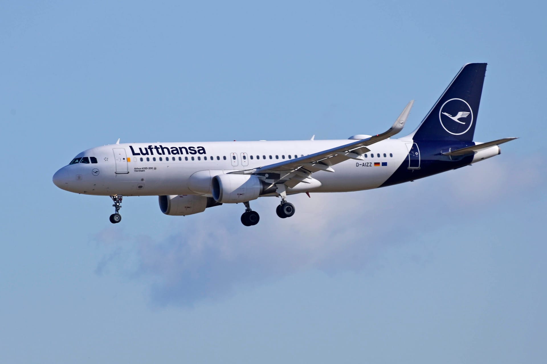 Ein Airbus der Lufthansa im Landeanflug: In Düsseldorf machten zunächst technische Probleme an einem Triebwerk einen Strich durch den Start der Maschine.