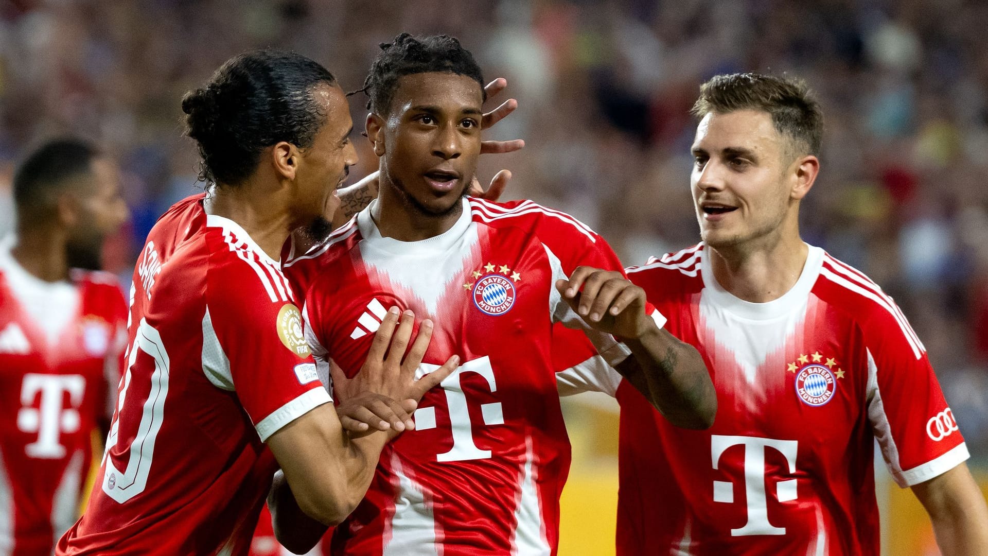 Leroy Sane (l-r), Michael Olise und Josip Stanisic von München jubeln über Olise's Siegtreffer zum 2:1.