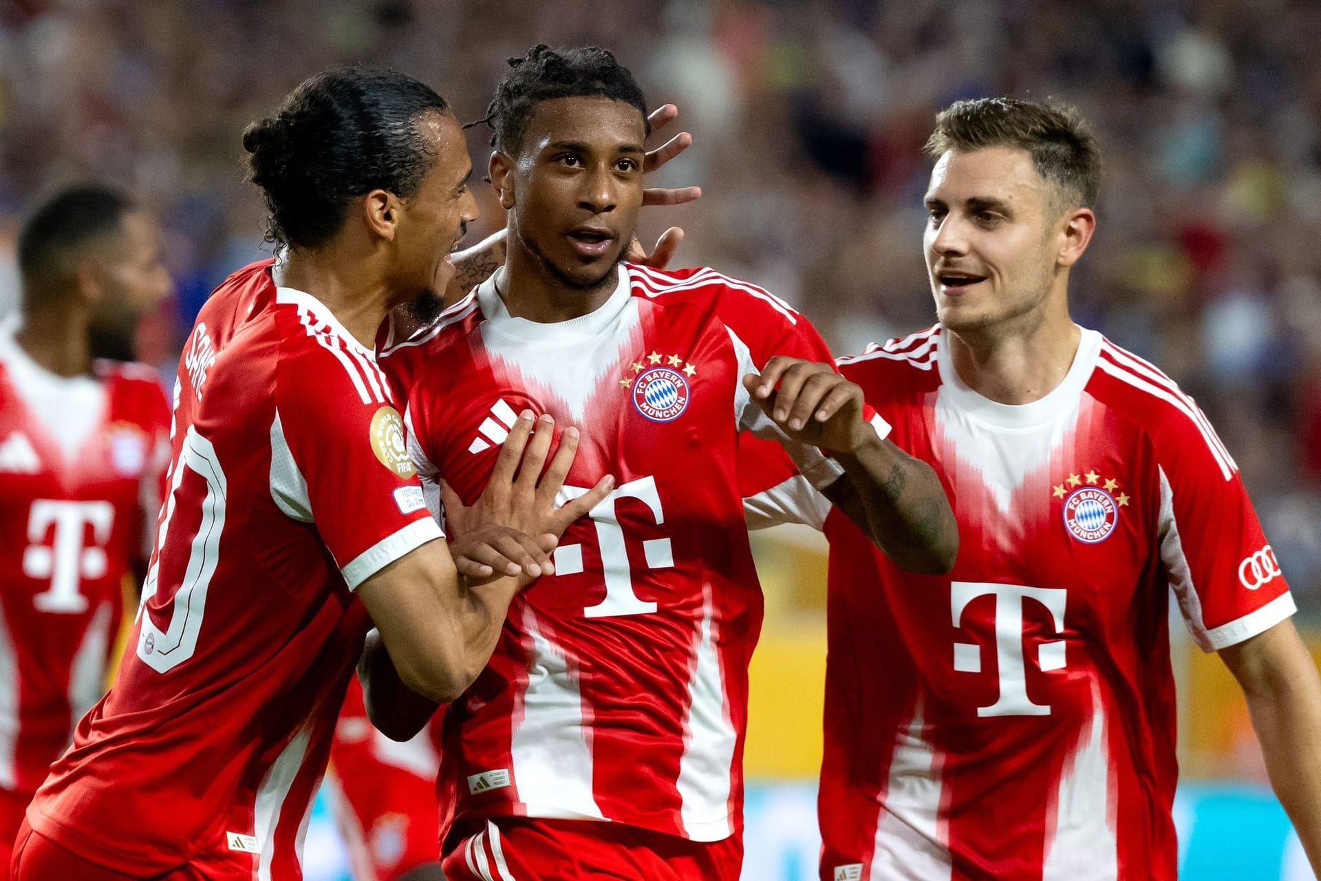 Leroy Sane (l-r), Michael Olise und Josip Stanisic von München jubeln über Olise's Siegtreffer zum 2:1.