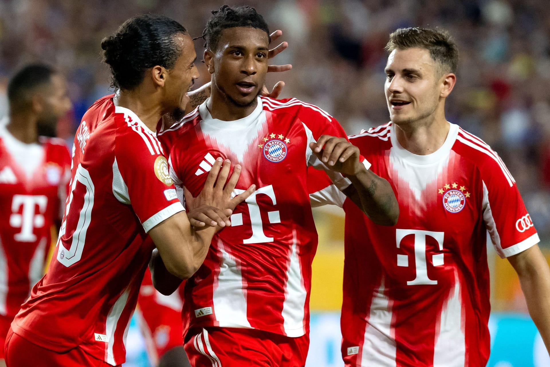Leroy Sane (l-r), Michael Olise und Josip Stanisic von München jubeln über Olise's Siegtreffer zum 2:1.