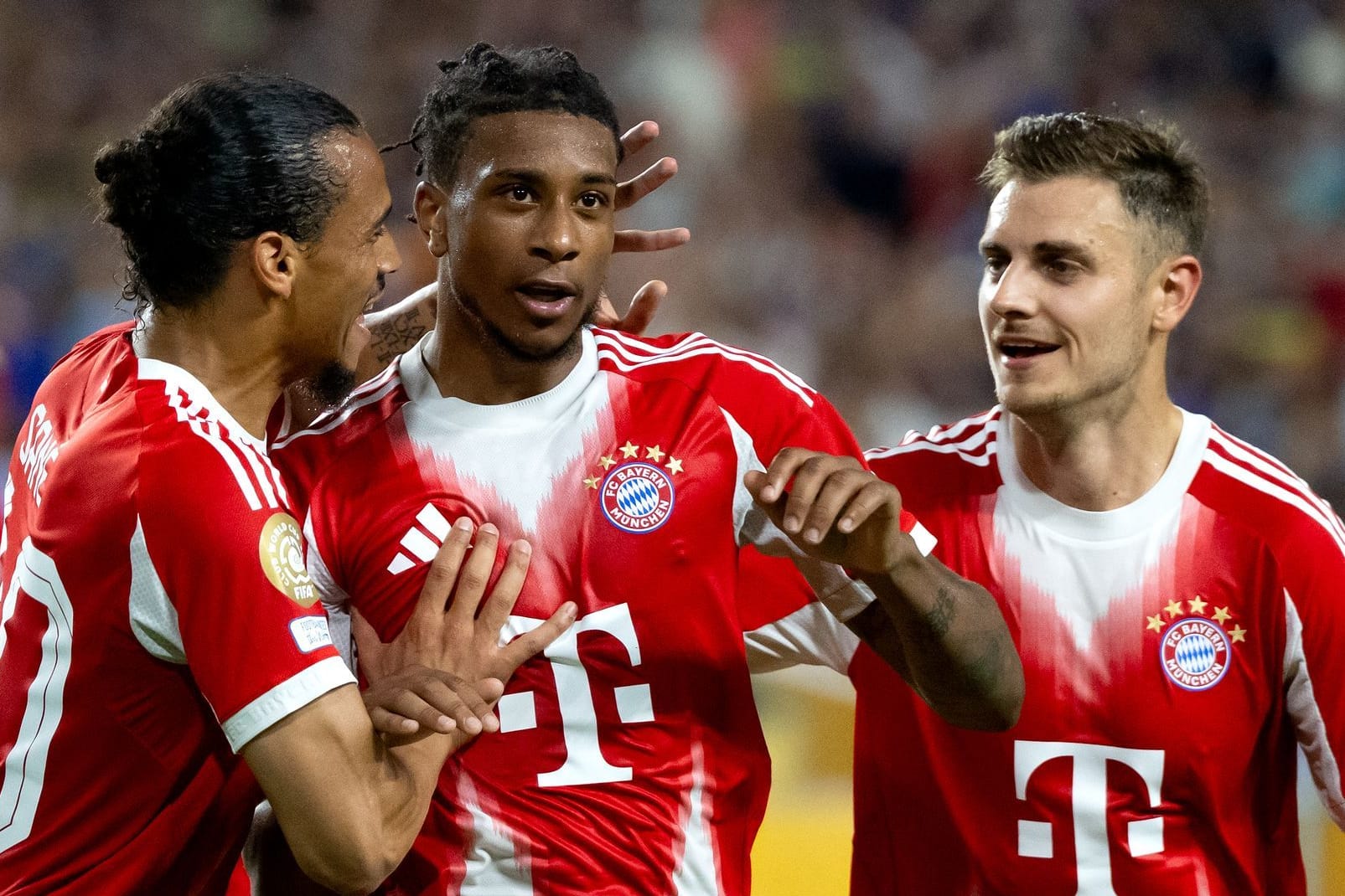 Leroy Sane (l-r), Michael Olise und Josip Stanisic von München jubeln über Olise's Siegtreffer zum 2:1.