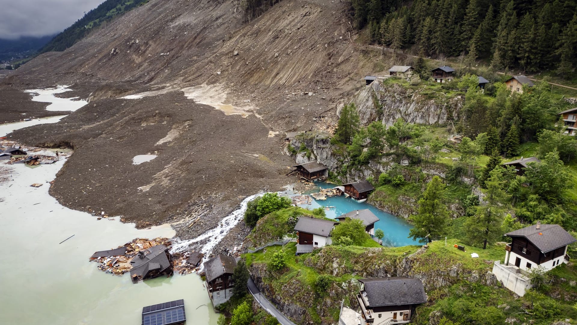 Nach Gletscherabbruch im Wallis Nach Gletscherabbruch im Wallis