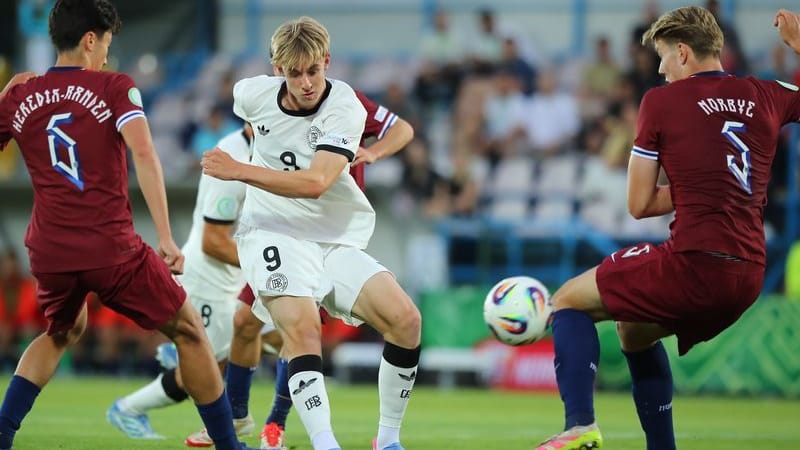 Durchgesetzt: Deutschlands Max Moerstedt (M.) im letzten Vorrundenspiel gegen Norwegen.