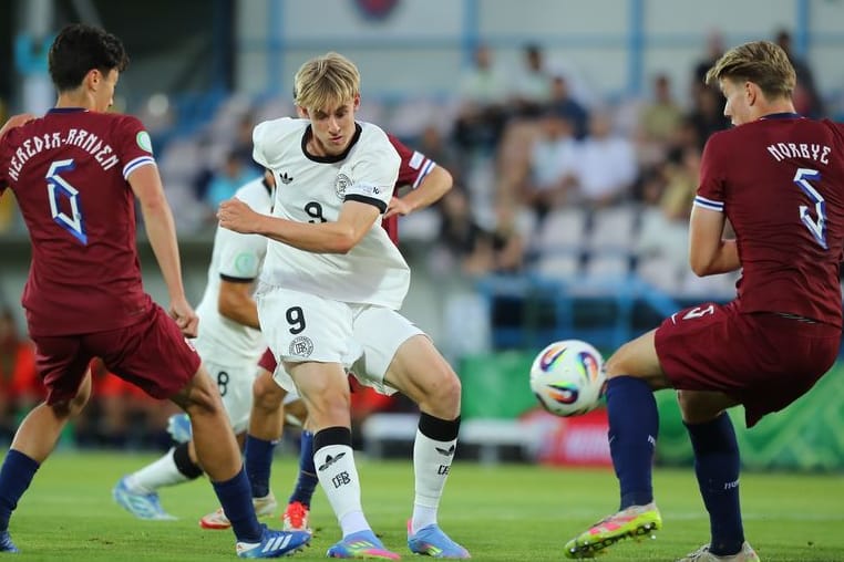 Durchgesetzt: Deutschlands Max Moerstedt (M.) im letzten Vorrundenspiel gegen Norwegen.