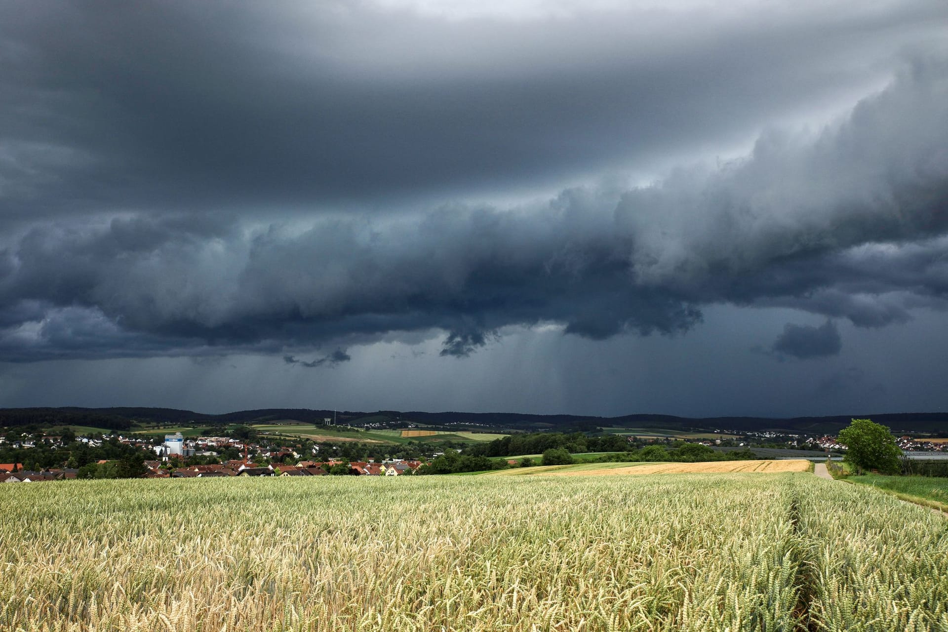 Eine Gewitterzelle mit dunklen Wolken baut sich am Himmel auf Eine Gewitterzelle mit dunklen Wolken baut sich am Himmel auf