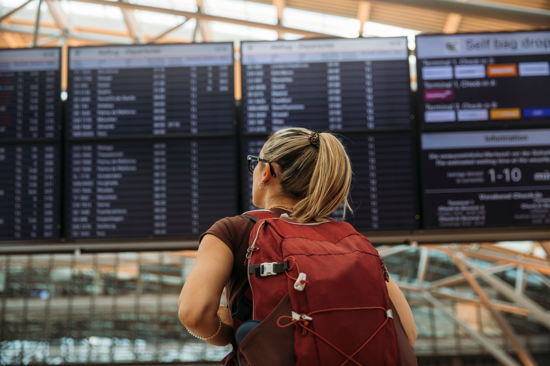 Anzeigetafel am Flughafen (Symbolbild): Bei verspäteten Flügen erhalten Fluggäste unter gewissen Bedingungen eine Entschädigung.
