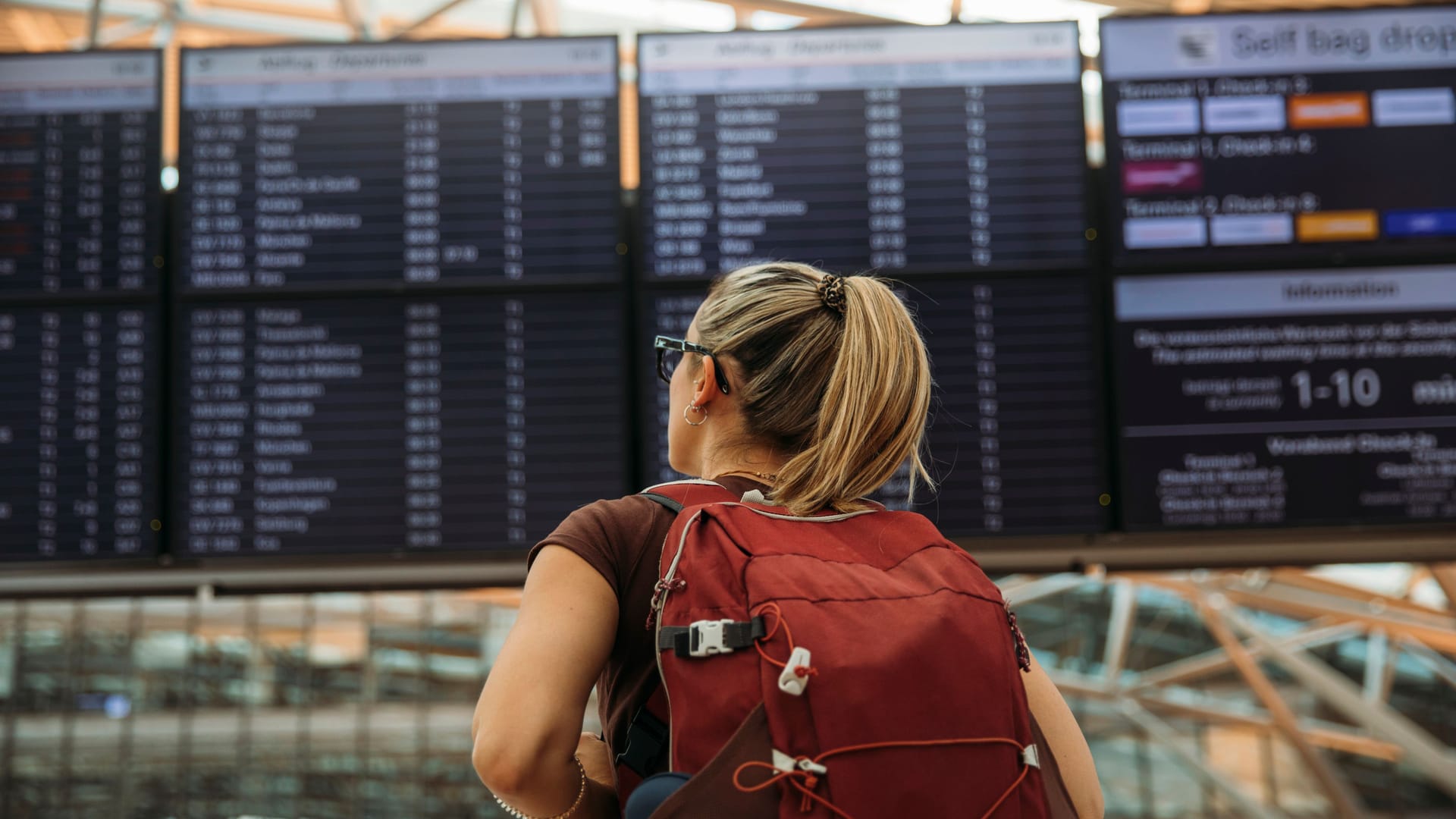 Anzeigetafel am Flughafen (Symbolbild): Bei verspäteten Flügen erhalten Fluggäste unter gewissen Bedingungen eine Entschädigung.