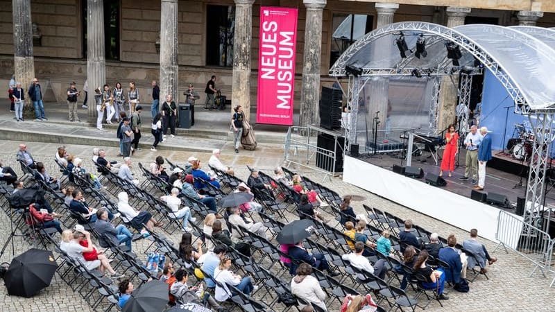 Menschen nehmen beim Festakt zum 200. Jubiläum der Museumsinsel teil. Das Inselfest bietet sowohl ein Tagesprogramm in den Museen als auch ein Bühnenprogramm rund um die Häuser bis in die Abendstunden hinein. Menschen nehmen beim Festakt zum 200. Jubiläum der Museumsinsel teil. Das Inselfest bietet sowohl ein Tagesprogramm in den Museen als auch ein Bühnenprogramm rund um die Häuser bis in die Abendstunden hinein.