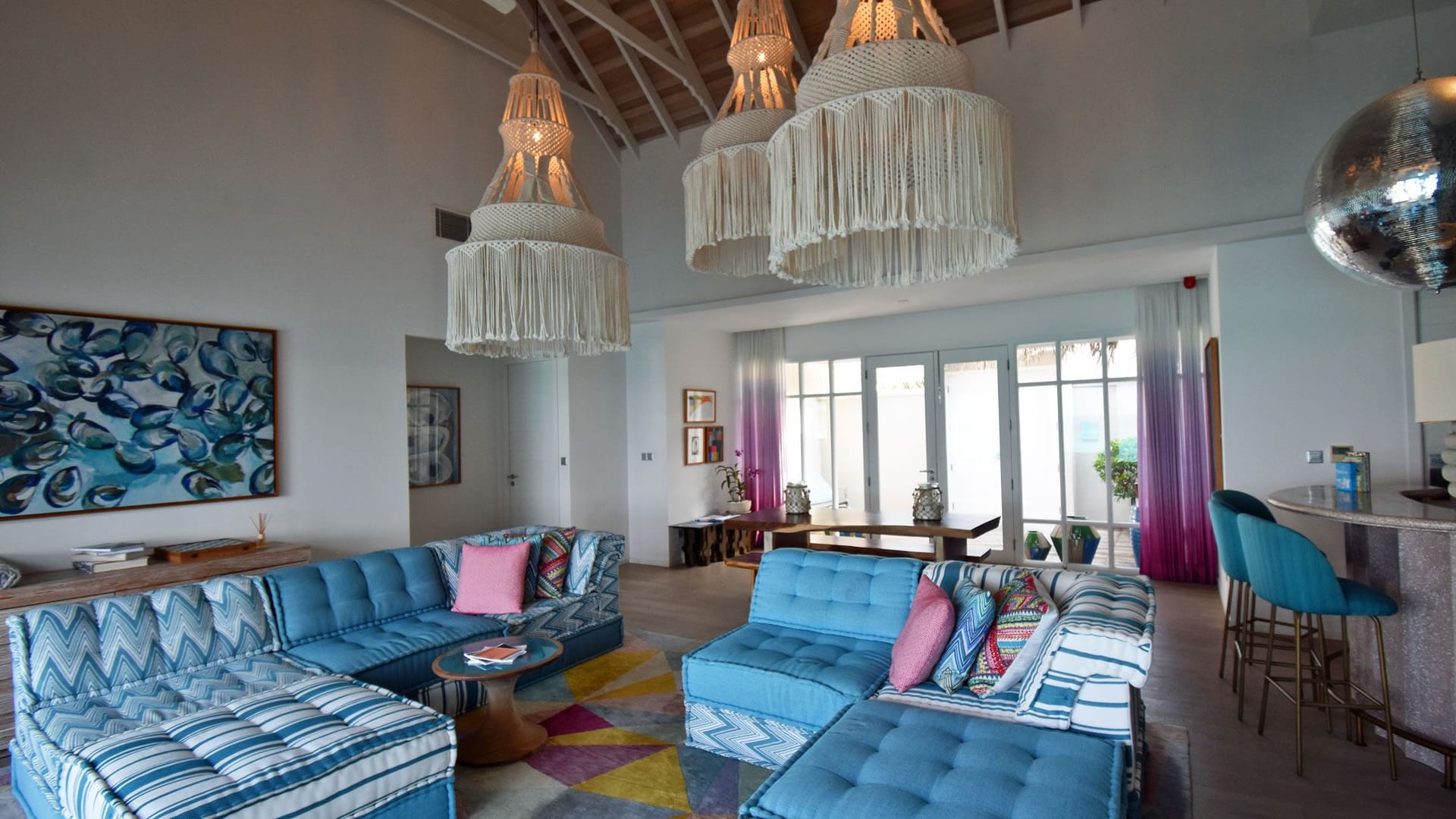 Der Wohnbereich in einer Rock Star Ocean Pool Villa.