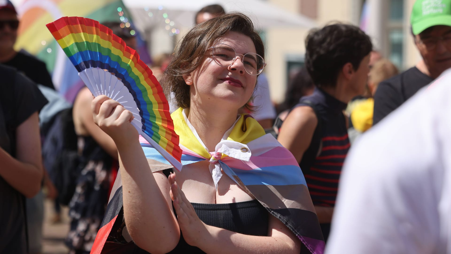 Anreisen aus ganz Deutschland: Zahlreiche Prominente haben das Fest für Vielfalt und Toleranz in Pirna beworben – dieses Jahr rechnen die Veranstalter wieder mit tausenden Teilnehmenden.