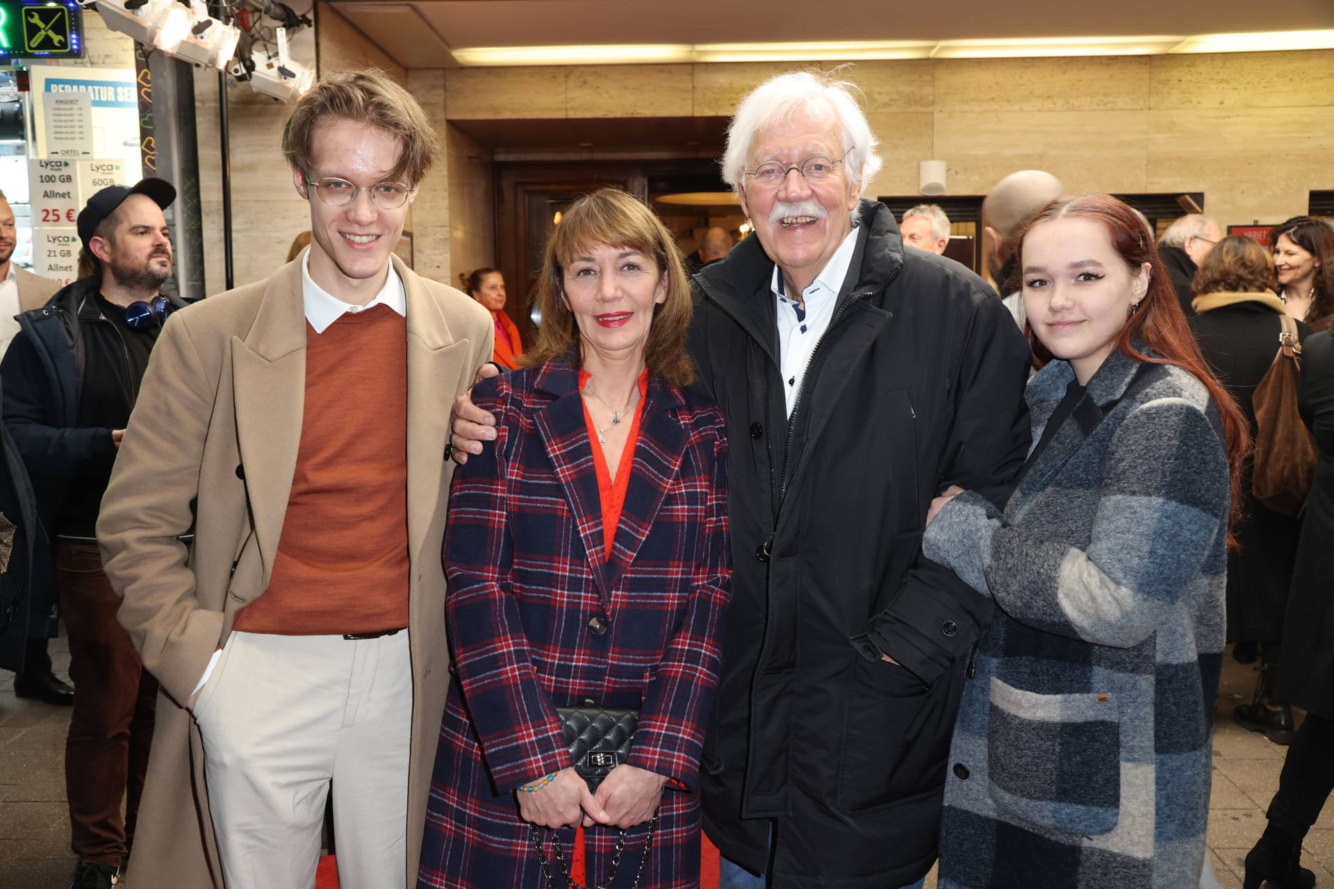 Carlo von Tiedemann mit seiner Ehefrau Julia und seinen jüngsten Kindern Nikolas und Viktoria,