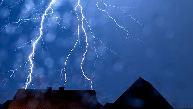 Ein Blitz schlägt während eines Gewitters ein: Auch in der neuen Woche drohen Unwetter.